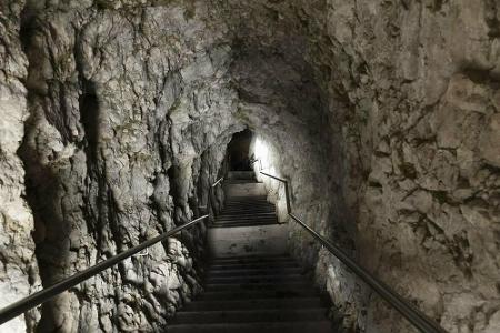 Auf über 1.700 Meter liegt die Wendelsteinhöhle. Über 82 Stufen gelangt man in die Tiefe - auch im Sommer liegt hier Schnee....