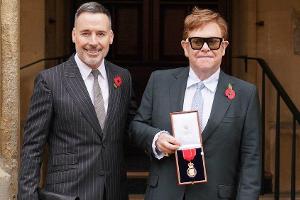 Elton John mit britischem Ehrenorden ausgezeichnet