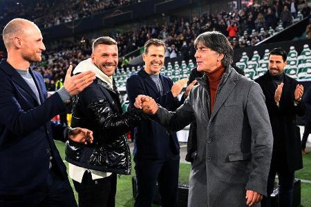 Joachim Löw wurde unter anderem von Benedikt Höwedes, Lukas Podolski, Oliver Bierhoff und Sami Khedira verabschiedet. (v.l.n... Joachim Löw wurde unter anderem von Benedikt Höwedes, Lukas Podolski, Oliver Bierhoff und Sami Khedira verabschiedet. (v.l.n...
