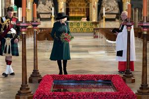 Herzogin Camilla zollt gefallenen Soldaten und Prinz Philip Respekt