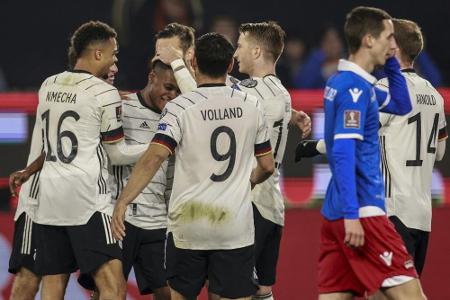 Emotionaler Abschied: Flick beschenkt Löw mit Fußballfest Emotionaler Abschied: Flick beschenkt Löw mit Fußballfest