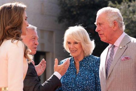 Prinz Charles und Herzogin Camilla wurden von König Abdullah II. und Königin Rania Al-Abdullah in Empfang genommen.