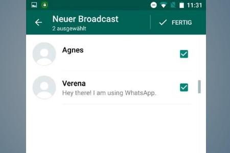 Zum Hinzufügen von Kontakten zur Broadcastliste gewünschte Nummern auswählen und rechts oben auf „Fertig“ tippen.