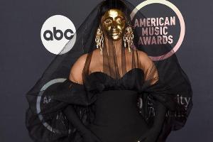 American Music Awards: Hinter dieser Maske versteckt sich ein Topstar