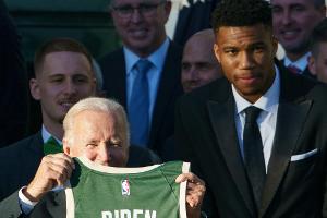 Nach "Auszeit" in Trump-Jahren: NBA-Champion Milwaukee im Weißen Haus empfangen