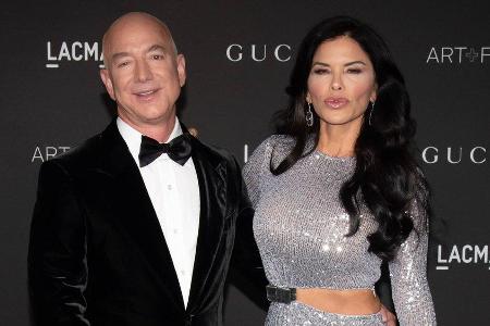 Amazon-Milliardär Jeff Bezos und Moderatorin Lauren Sánchez besuchten zusammen die LACMA Art+Film Gala in Los Angeles. Amazon-Milliardär Jeff Bezos und Moderatorin Lauren Sánchez besuchten zusammen die LACMA Art+Film Gala in Los Angeles.