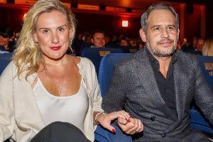 Moritz Bleibtreu kommt mit Freundin zur "Faking Hitler"-Premiere