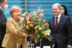 "Abschiedsgeschenk": Blumen und besonderes Bäumchen für Angela Merkel