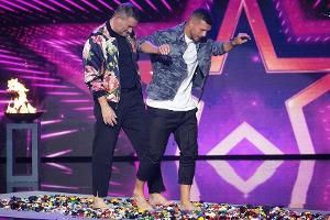 "Das Supertalent": Lukas Podolski balanciert über Legosteine