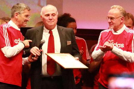 'Scheißstimmung', ein plagiiertes Gedicht und ein tränenreicher Abschied: Die Jahreshauptversammlungen des FC Bayern hatten ...