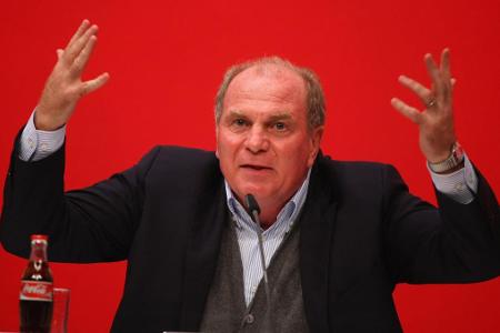 'Eure Scheißstimmung! Da seid ihr doch für verantwortlich, und nicht wir', wütete Hoeneß mit hochrotem Kopf. 'Das ist doch u...