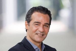 Schauspieler Erol Sander unterschreibt Modelvertrag