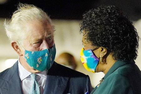 Prinz Charles mit Sandra Mason, die die Queen auf Barbados als Staatsoberhaupt ablöst. Prinz Charles mit Sandra Mason, die die Queen auf Barbados als Staatsoberhaupt ablöst.