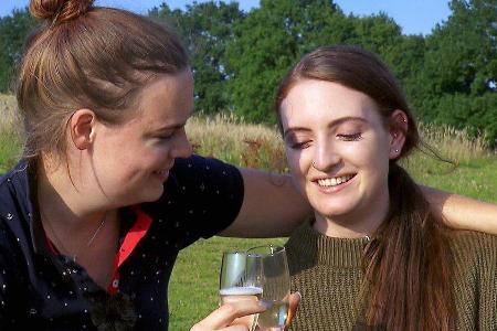 Lara (r.) legt bei Franziska Hand an.