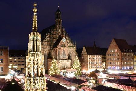 Besucher können in diesem Jahr endlich wieder über den Nürnberger Christkindlesmarkt schlendern.