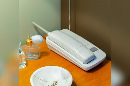 Welcome back to 2000. Mit diesem schnurlosen Telefon am Ohr und einer Fluppe zwischen den Lippen sah man Carrie unzählige Ma...