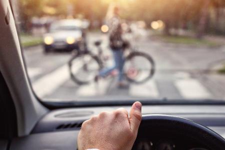 Viele Bußgelder steigen ab 1. November um ein Vielfaches. Beispiel: Auto- und Motorradfahrer, die beim Abbiegen Fußgänger ge...