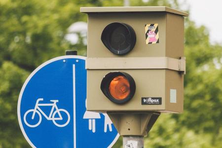 Auch Temposünder zahlen mehr: Wer sich innerorts mit 20 km/h zu viel blitzen lässt, zahlt künftig 70 statt 35 Euro. Bei eine...