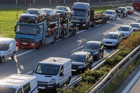 Wer keine Rettungsgasse bildet oder sie dazu nutzt, selbst schneller vorwärts zu kommen, zahlt ab 1. November zwischen 200 ...