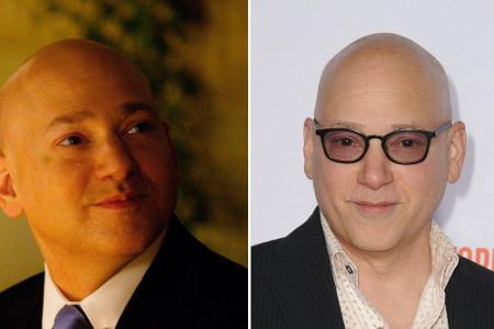 Harry Goldenblatt, gespielt von Evan Handler, ist der Anwalt, der Charlotte von ihrem ersten Ehemann scheiden soll - und wir...