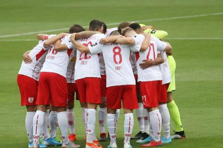 Lange Unterzahl: Regensburg verpasst Sprung auf Platz zwei