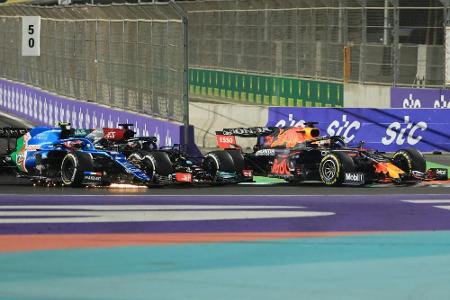 WM-Entscheidung vertagt: Hamilton gewinnt Chaos-Rennen in Saudi-Arabien WM-Entscheidung vertagt: Hamilton gewinnt Chaos-Rennen in Saudi-Arabien