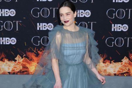 Schauspielerin Emilia Clarke hat im realen Leben dunkelbraune Haare und trägt diese um einiges kürzer als ihre Figur.