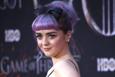 Schauspielerin Maisie Williams hingegen setzt ihre weiblichen Reize gekonnt in Szene. Mit lilafarbenen Haaren, verspielten O...