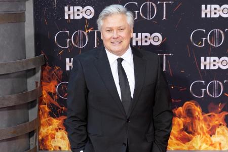 Schauspieler Conleth Hill sieht dagegen mit seiner grauen Haarpracht, die er privat trägt, wie ein völlig anderer Mensch aus...