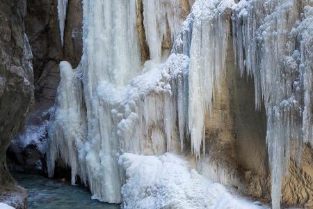 Meterlange Eiszapfen schmücken im Winter die Partnachklamm in Garmisch-Partenkirchen. Zusammen mit den bizarren Felsformatio...