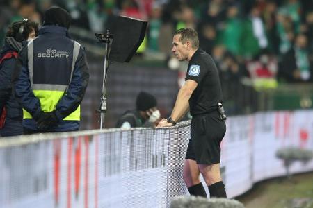 SID-Umfrage: Fans für Schiri-Profitum und Erklärung der VAR-Entscheidung im Stadion SID-Umfrage: Fans für Schiri-Profitum und Erklärung der VAR-Entscheidung im Stadion
