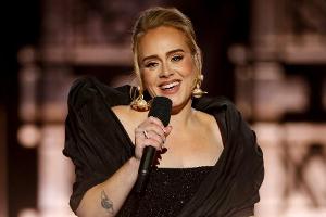 "Unglaublich": Superstar Adele gratuliert ihrem Freund zu den Sneakern