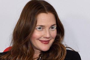 Drew Barrymore überrascht mit weißen Wimpern