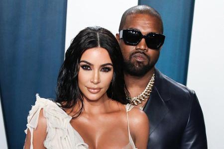 Schon länger gab es Gerüchte, im Februar machte Kim Kardashian dann Nägel mit Köpfen und reichte die Scheidung von Ehemann K...