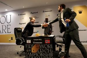 Schach-WM: Carlsen und Nepomnjaschtschi weiter auf Augenhöhe