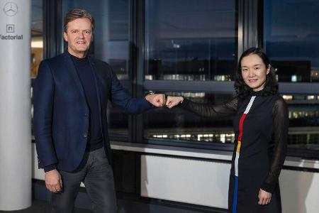 12/2021, Markus Schäfer Mercedes-Vorstand und Siyu Huang CEO Factorial Energy 12/2021, Markus Schäfer Mercedes-Vorstand und Siyu Huang CEO Factorial Energy