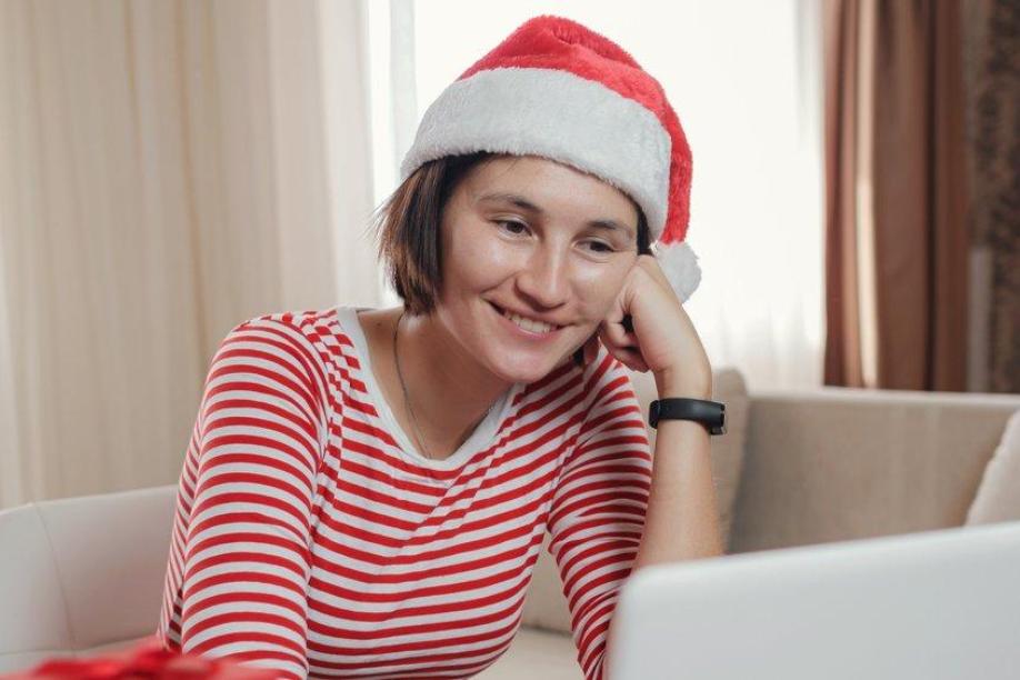 An einer Weihnachtsfeier werden 2021 viele Arbeiterinnen und Arbeiter wohl nur digital teilnehmen.