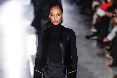 Gleiches lässt sich über Joan Smalls sagen. Das puerto-ricanische Model, das einen Bachelorabschluss in Psychologie hat, beg...
