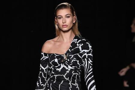 Hailey Bieber, geborene Baldwin, hat durch ihre Beziehung und Heirat mit Justin Bieber einen echten Karriereschub erfahren. ...
