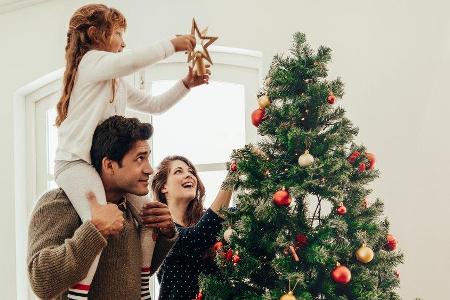 Ein festlicher Baum darf an Weihnachten bei vielen nicht fehlen. Ein festlicher Baum darf an Weihnachten bei vielen nicht fehlen.