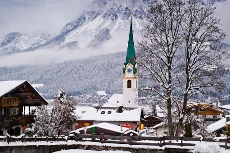 Auch mit verschneiter Kulisse und ganz ohne Bergdoktor ist Ellmau eine Reise wert. Gerade Ski-Fans kommen hier voll und ganz...