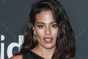 Kopfstoß von Sohn: Ashley Graham mit Zahnlücke