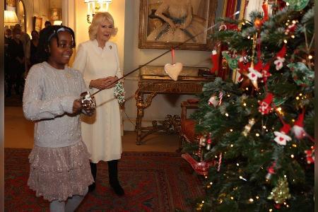 Herzogin Camilla hat im Clarence House den Baum mit der Hilfe von Kindern geschmückt.