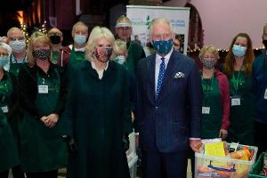 Prinz Charles und Herzogin Camilla besuchen Londoner Tafel