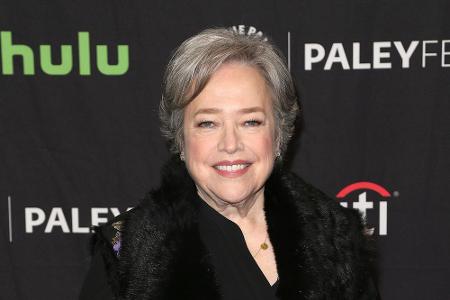 Kathy Bates hat das Färben längst aufgegeben. Ihrem Kurzhaarschnitt ist die 69-Jährige dennoch treu geblieben.