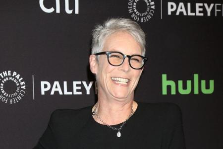 Die Jüngste im Bunde ist mit 58 Jahren Jamie Lee Curtis. Sie beweist mit Bravour, dass graue, kurze Haare keineswegs älter m...