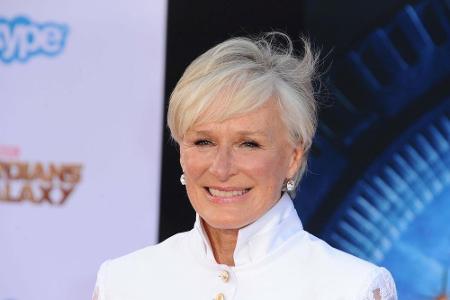 Kaum einer steht das grau-weiße Deckhaar besser als Hollywood-Star Glenn Close. Ab und zu peppt die 70-Jährige ihre Frisur m...