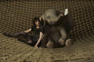 "Dumbo": Die Akrobatin Colette Marchant (Eva Green) mit dem großohrigen Elefantenbaby.