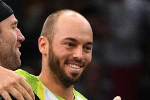 Schläger oder Schaufel? Tennisprofi Pütz macht jungen Fan in Madrid glücklich