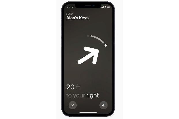 Ein Pfeil auf dem Display des iPhone weist auf den Standort des Trackers hin und gibt die Entfernung an, wenn dieser nur noc...